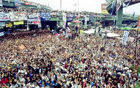 Philippine people celebrate on news of Estrada resignation